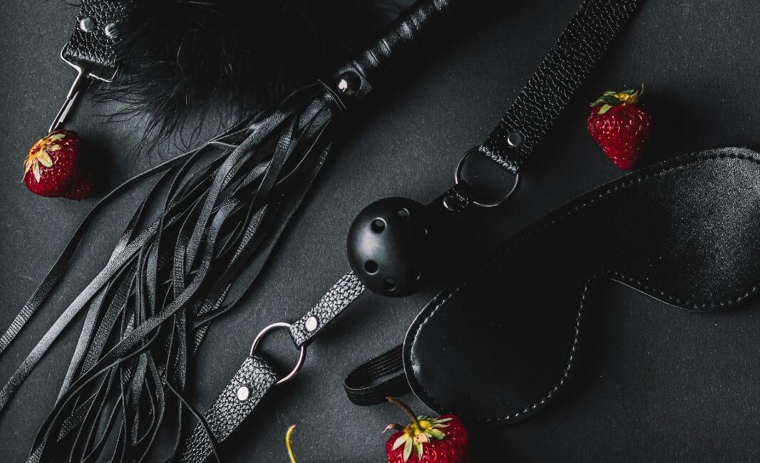 Acessórios de fetiche soft e bondage elegante para massagens eróticas na La Maison SPA em Lisboa