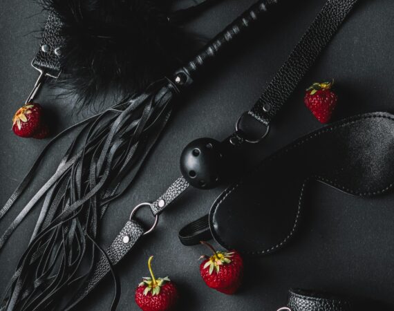 Acessórios de fetiche soft e bondage elegante para massagens eróticas na La Maison SPA em Lisboa